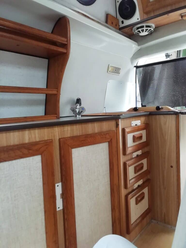 Intérieur d'un bateau avec meubles en bois.