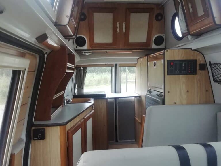 Intérieur moderne de camping-car en bois