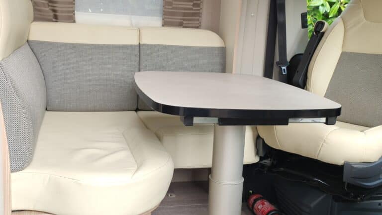Intérieur confortable de camping-car avec table et banquettes