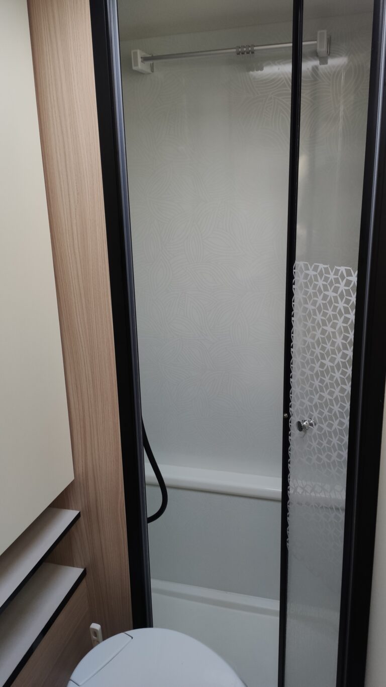 Salle de bain moderne avec porte de douche en verre