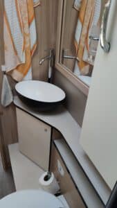 Salle de bain moderne avec vasque ovale et miroir