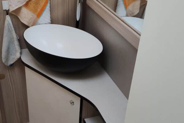 Bagno moderno con lavabo ovale e specchio