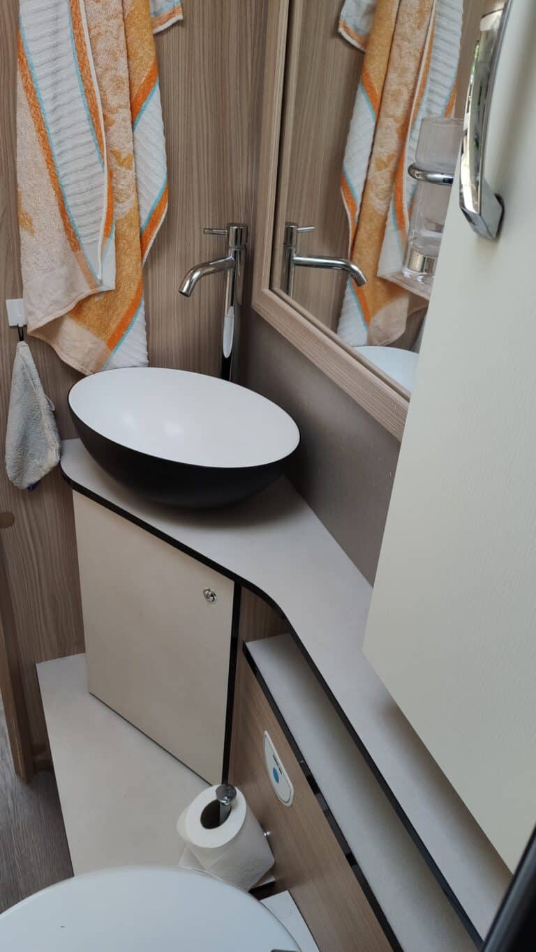 Salle de bain moderne avec vasque ovale et miroir