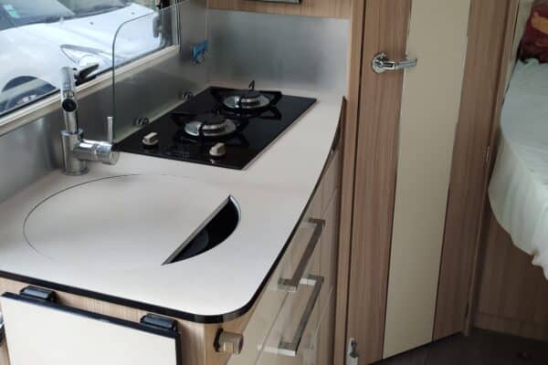 Interno cucina moderno in un Camper