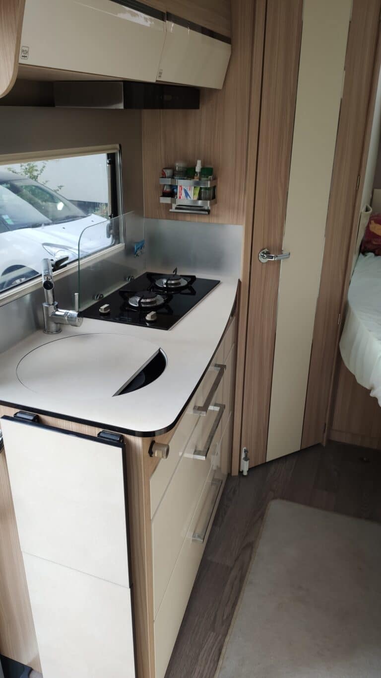 Intérieur de cuisine moderne dans un camping-car
