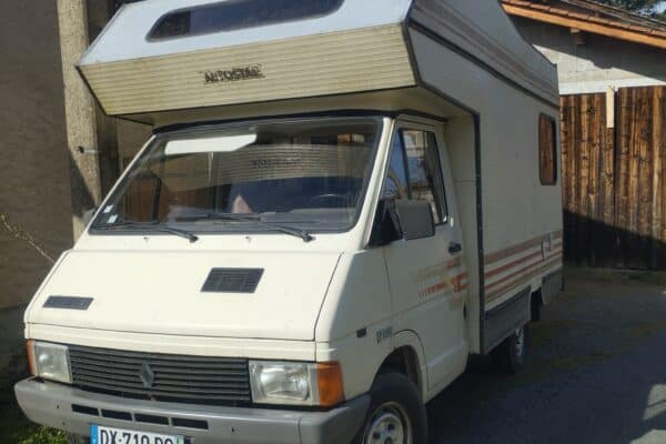 Camionnette ausgebaut zu Wohnmobil geparkt