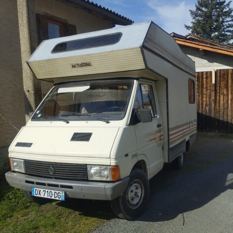 Camionnette aménagée en camping-car stationnée