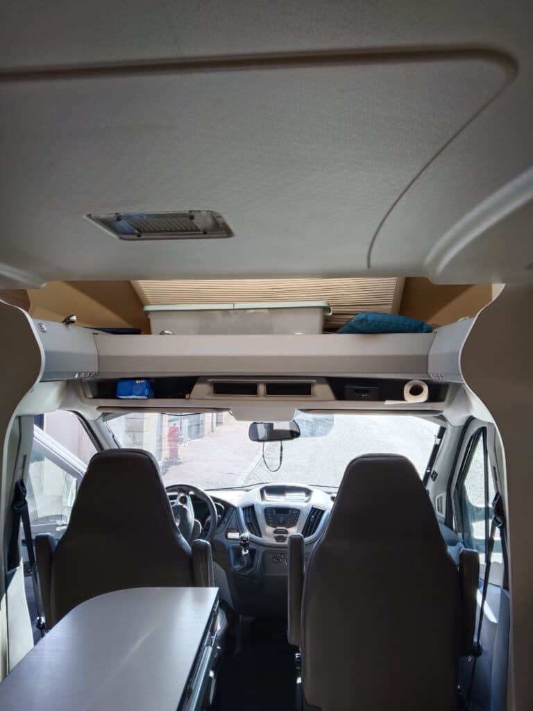 Intérieur moderne de camping-car vue avant