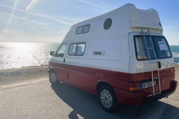Wohnmobil Volkswagen rot und weiß am Meer