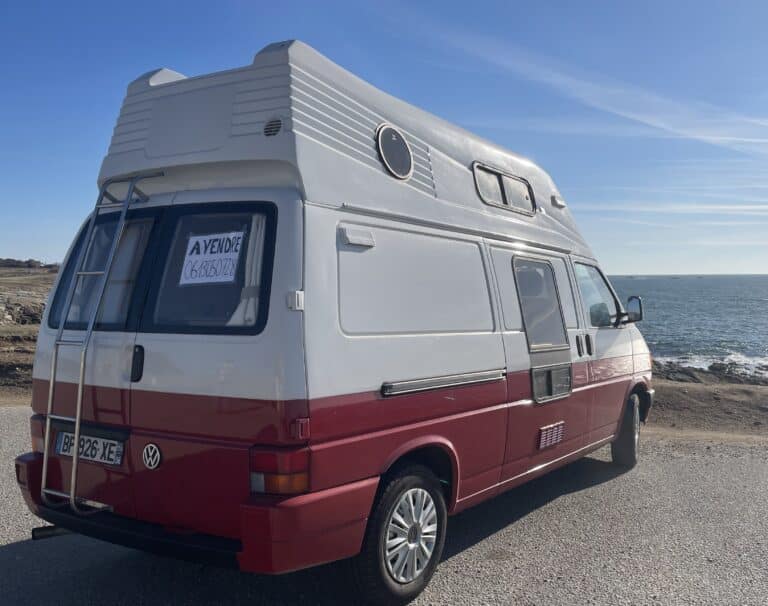 Camping-car Volkswagen rouge à vendre, bord de mer