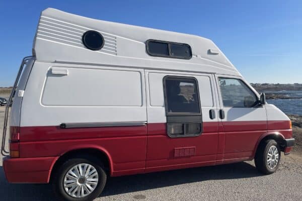 Wohnmobil rot und weiß am Meer