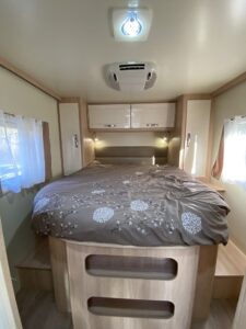 Intérieur moderne de caravane avec lit double
