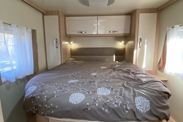 Moderne Inneneinrichtung eines Wohnwagens mit Doppelbett