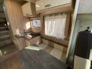 Intérieur moderne de caravane avec cuisine et coin repas