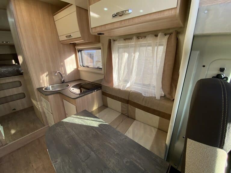 Intérieur moderne de caravane avec cuisine et coin repas