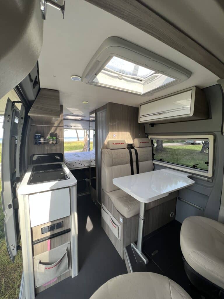 Intérieur moderne de camping-car avec vue sur l'extérieur