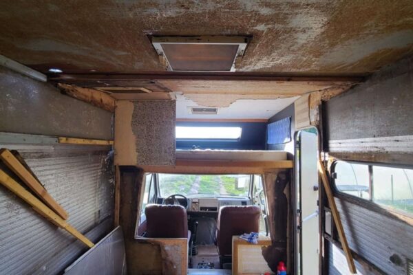 Innenansicht von Kastenwagennette wird renoviert