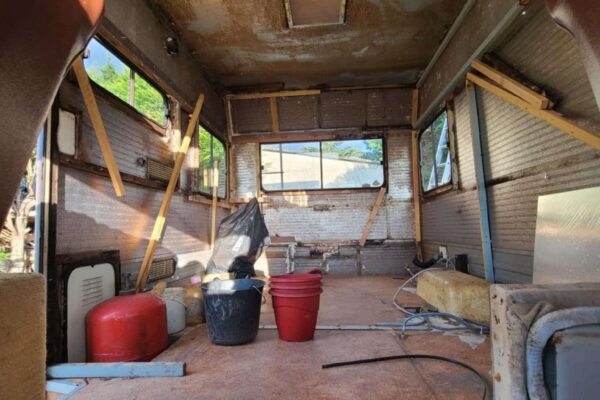 Baufälliger Innenraum eines Fahrzeugs mit verstreuten Werkzeugen