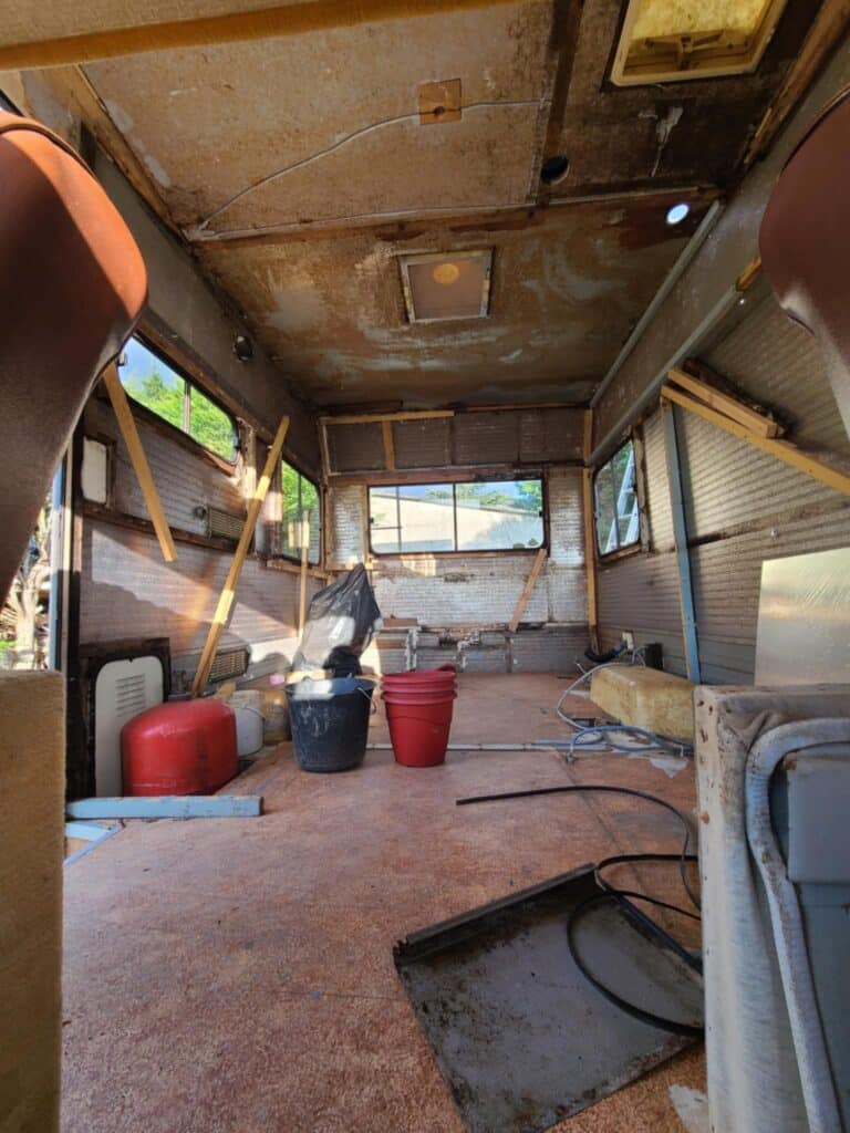 Intérieur délabré d'un véhicule avec outils dispersés