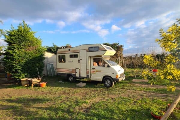 Camping-car garé dans un jardin verdoyant