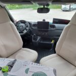 Intérieur moderne de voiture avec sièges en cuir beige