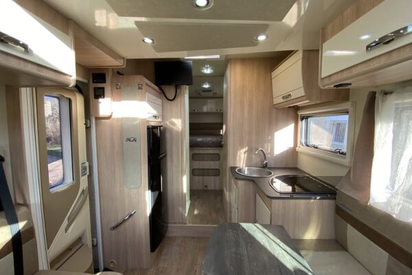 Moderne Inneneinrichtung eines geräumigen und hellen Wohnmobil