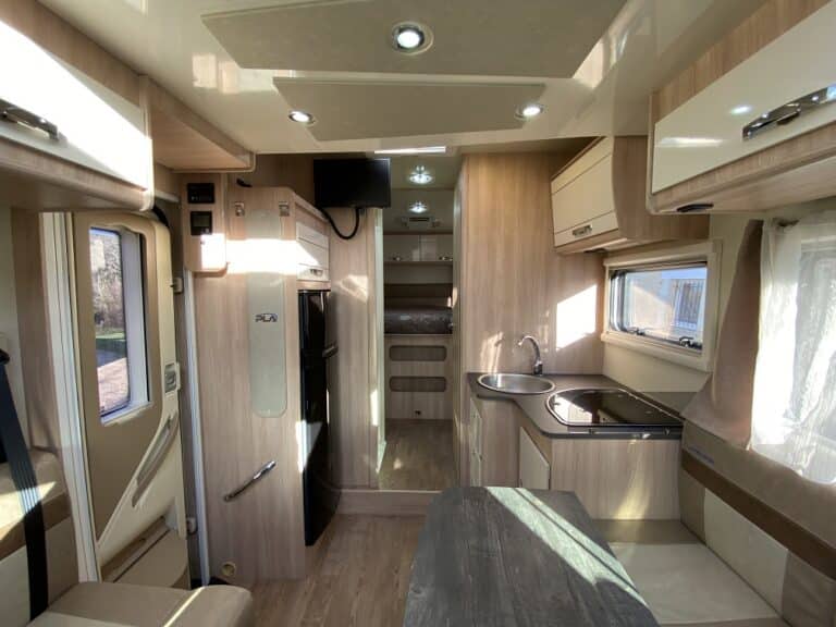 Intérieur moderne d'un camping-car spacieux et lumineux