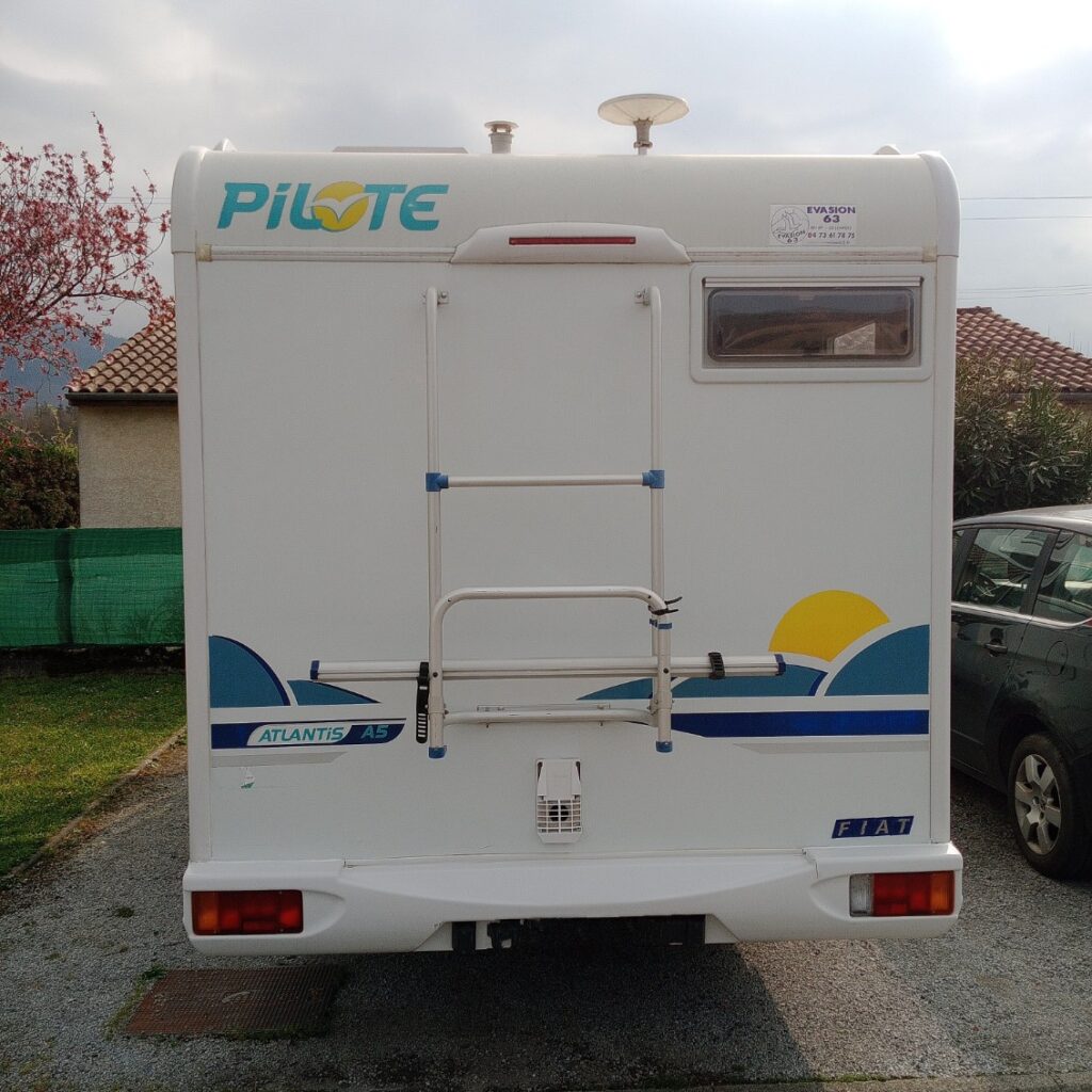 Camping-car Pilote Atlantis A5 stationné