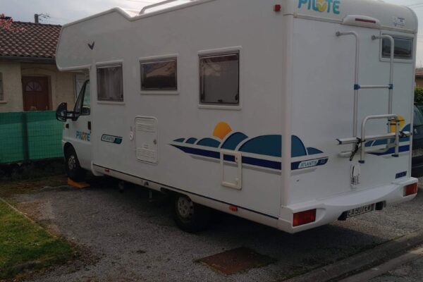 Wohnmobil Pilote vor einem Haus geparkt