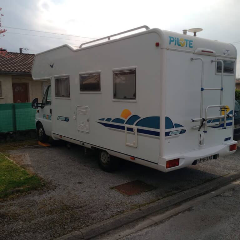 Camping-car Pilote garé devant une maison