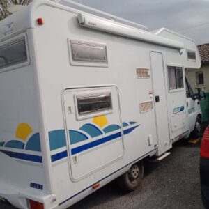 Camping-car blanc Pilote avec décorations bleues