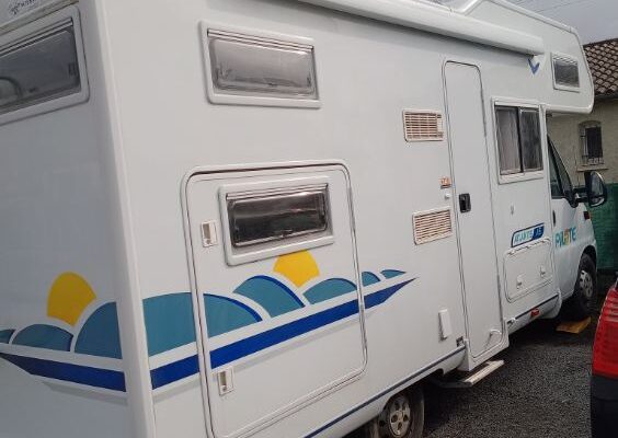 Wohnmobil weiß Pilote mit blauen Verzierungen