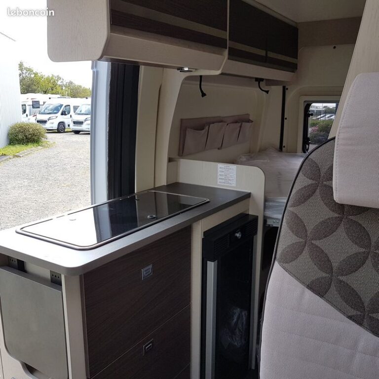 Intérieur moderne d'un camping-car avec cuisine équipée