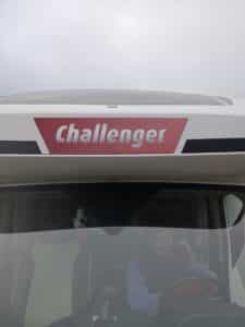 Homme conduisant un camping-car Challenger