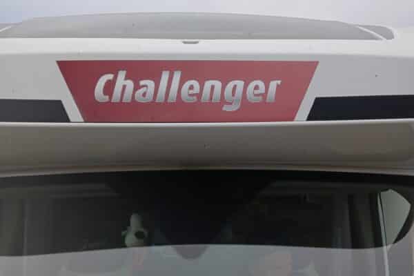 Homme conduisant un camping-car Challenger
