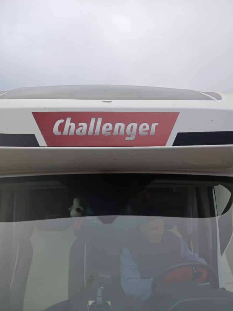 Homme conduisant un camping-car Challenger