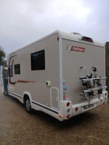 Camping-car Challenger blanc stationné
