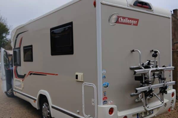 Camping-car Challenger blanc stationné