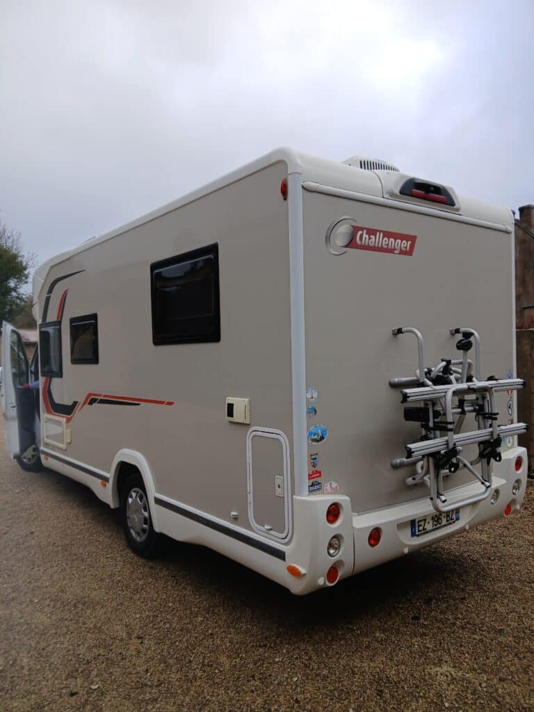 Camping-car Challenger blanc stationné