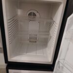 Réfrigérateur ouvert vide vue intérieure