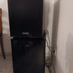 Mini-frigo noir Klarstein dans un coin cuisine