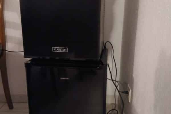 Mini-frigo nero Klarstein in una zona cucina