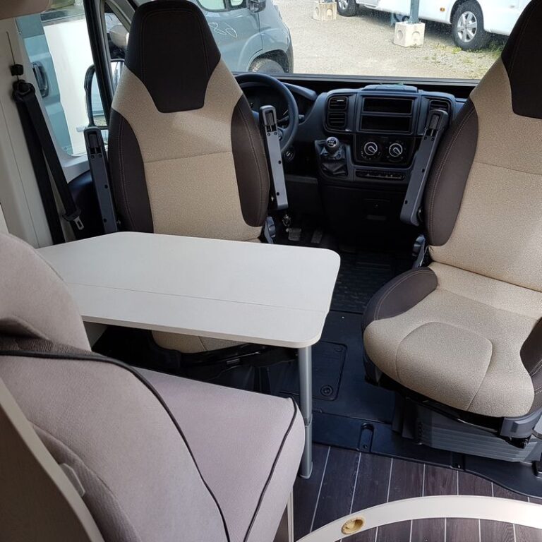 Intérieur de camping-car avec sièges et table