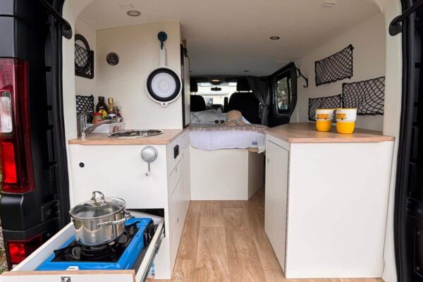 Intérieur de van aménagé pour camping, cuisine