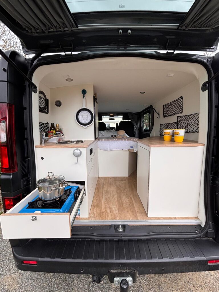 Intérieur de van aménagé pour camping, cuisine