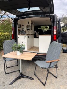 Fourgon aménagé avec table et chaises extérieures