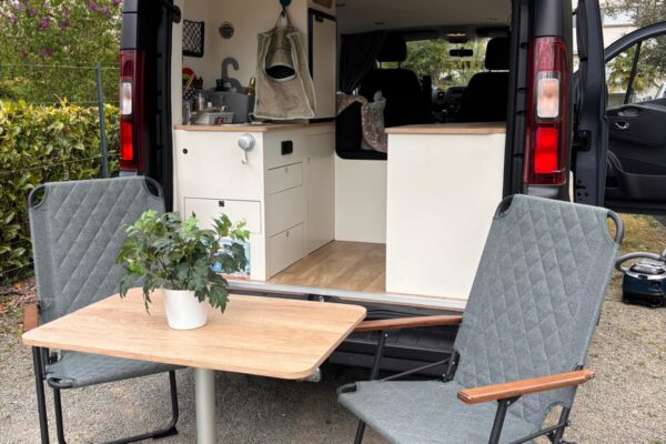 Fourgon aménagé avec table et chaises extérieures
