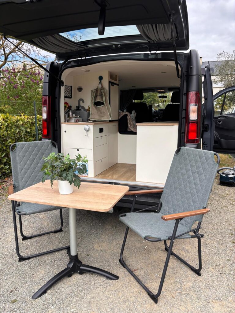 Fourgon aménagé avec table et chaises extérieures