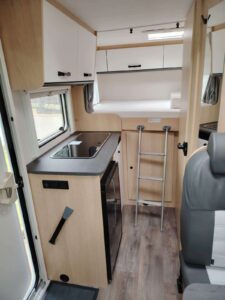 Intérieur moderne de camping-car avec cuisine et lit