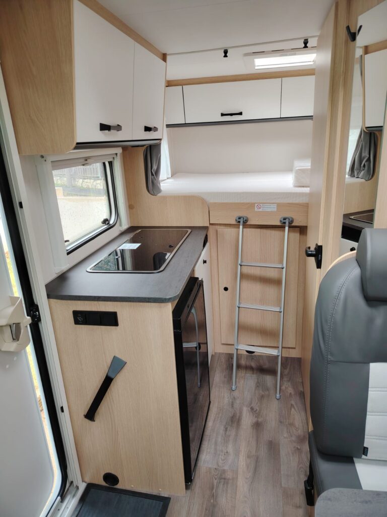 Intérieur moderne de camping-car avec cuisine et lit